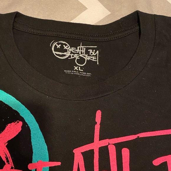 LIKE-NEW DEATH BY DESIRE MENS TEE - Picture 4 of 4